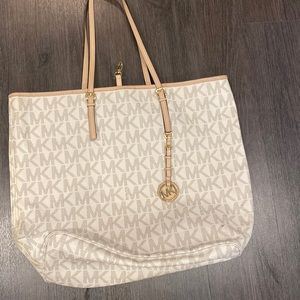 Authentic Michael Kors purse, minimum wear and tear
